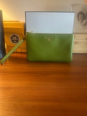 Michael Kors Jet Set Fern Green Pebbled Leather Wristlet Pouch Clutch NWOT